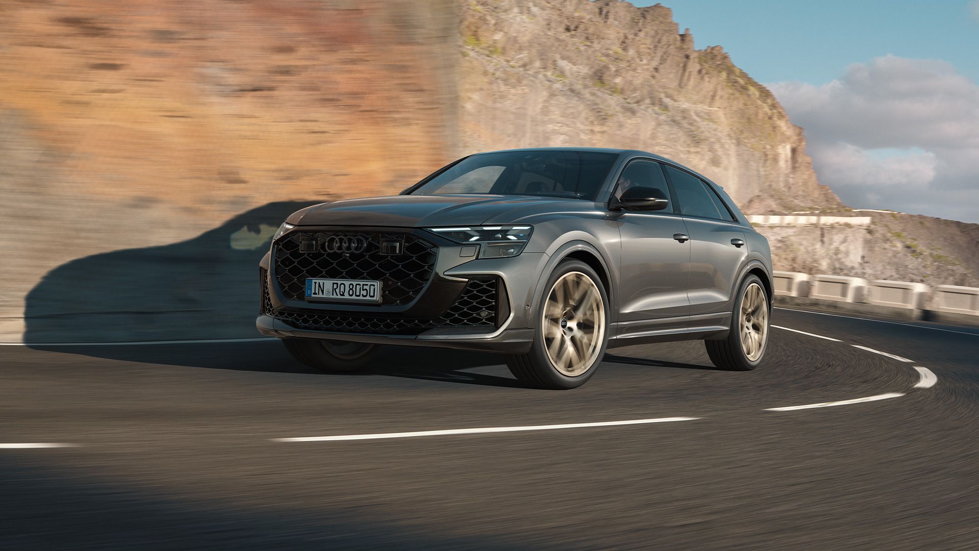 Audi RS Q8 vista lateral dinâmica em andamento