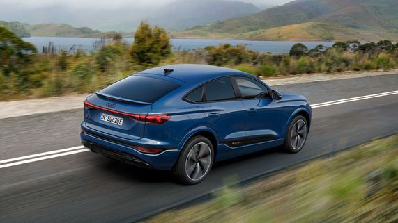 Audi SQ6 Sportback e-tron vista lateral em andamento