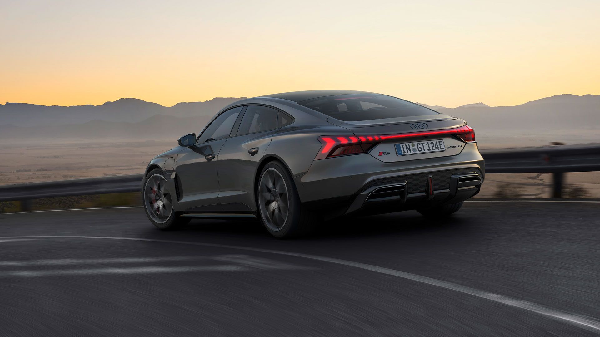 Audi RS e-tron GT performance vista traseira em andamento