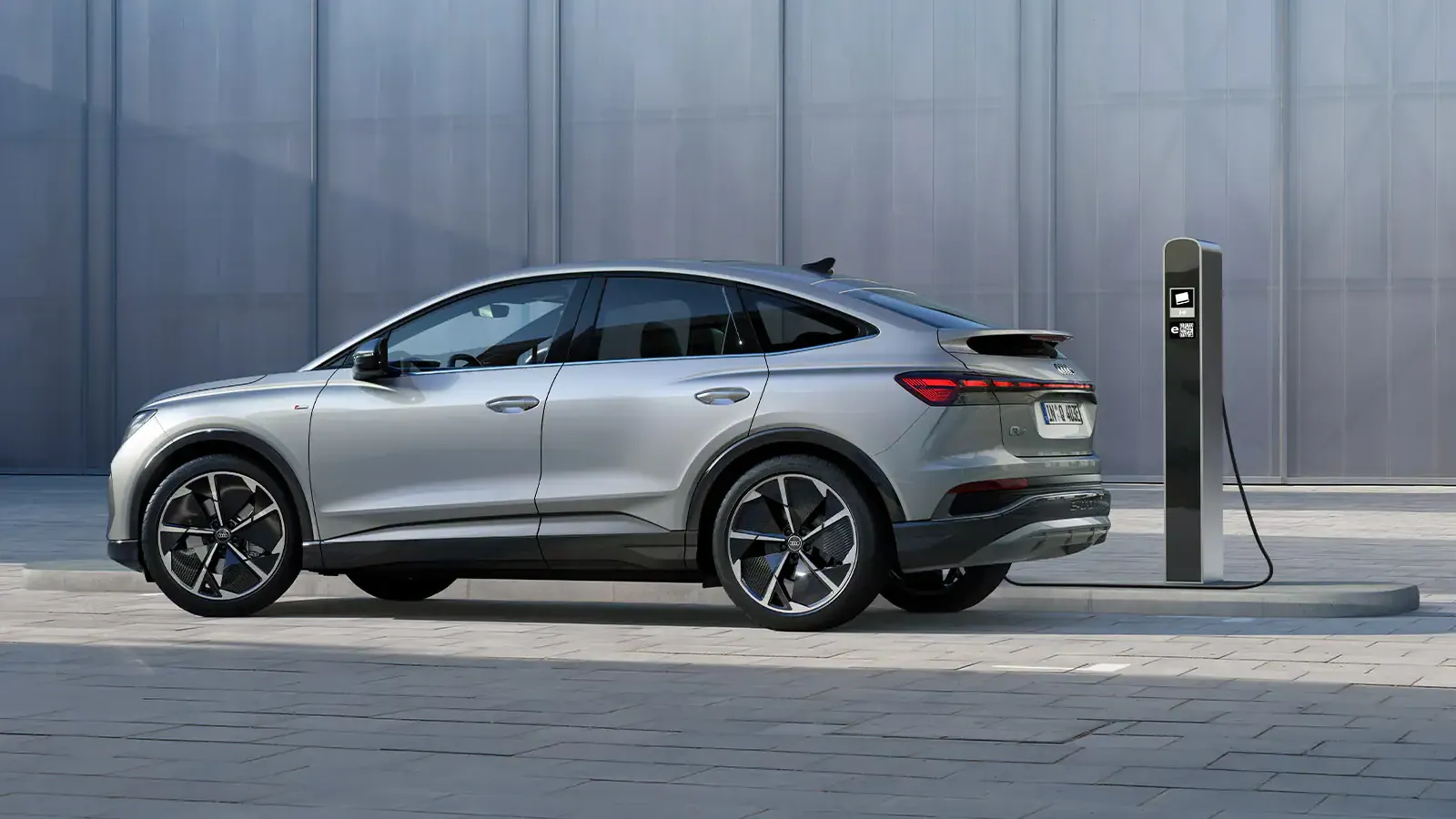 Audi Q4 Sportback e-tron vista lateral a carregar