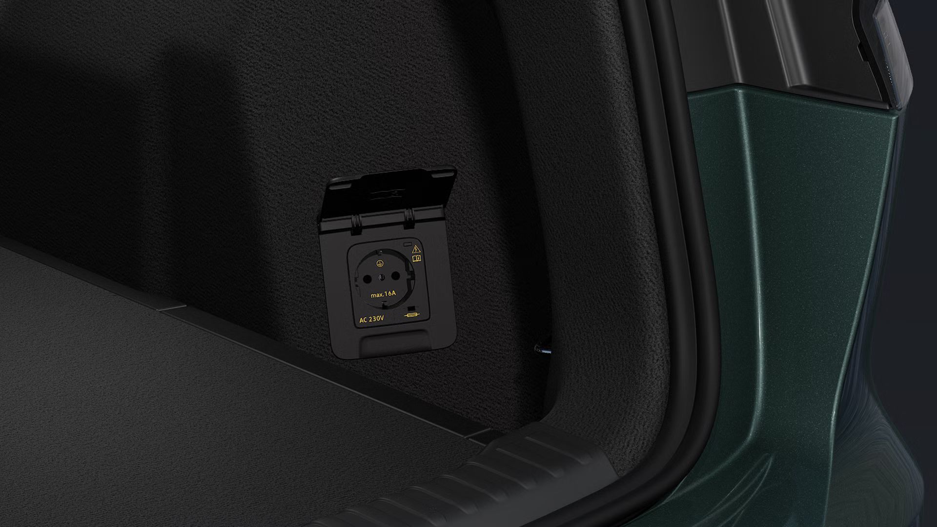 Blick auf den geöffneten Kofferraum und Fokus auf die 230-Volt-Steckdose.