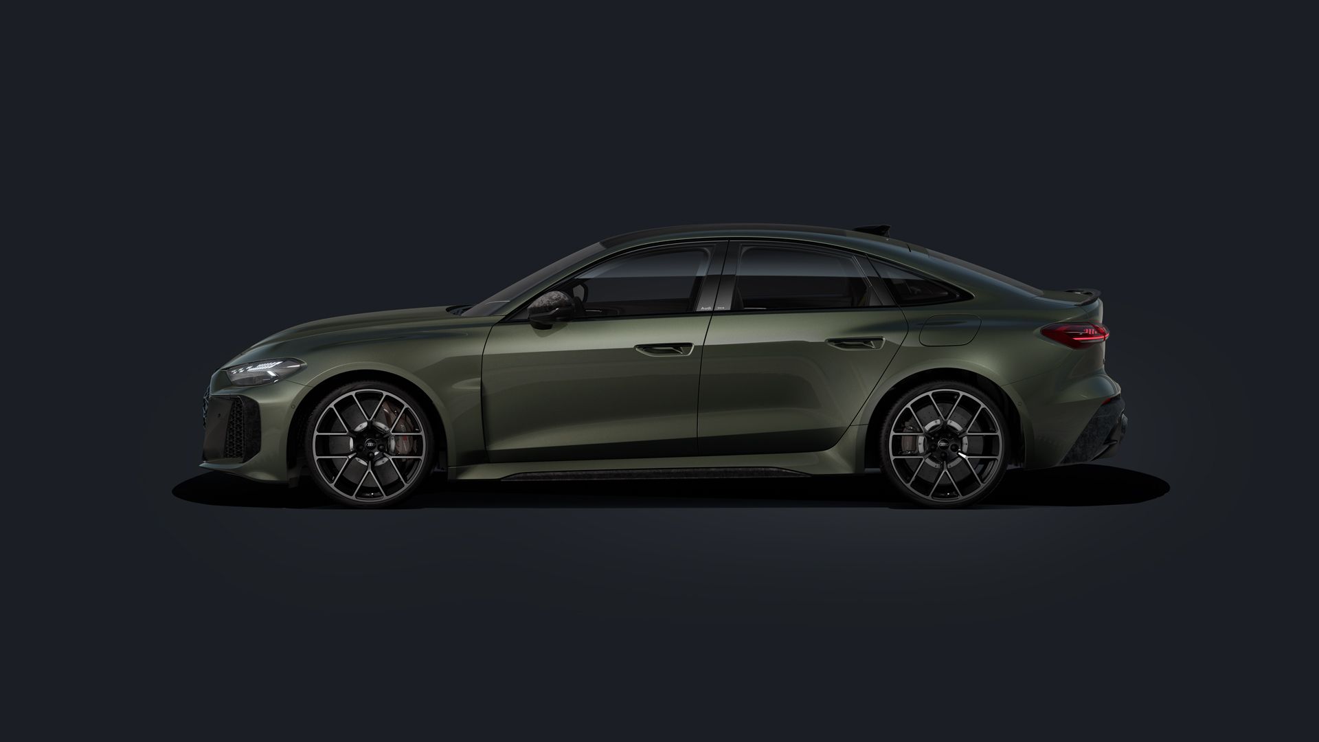 Eine grüne Audi RS 5 Limousine steht seitlich auf einem dunkelgrauen Hintergrund. 