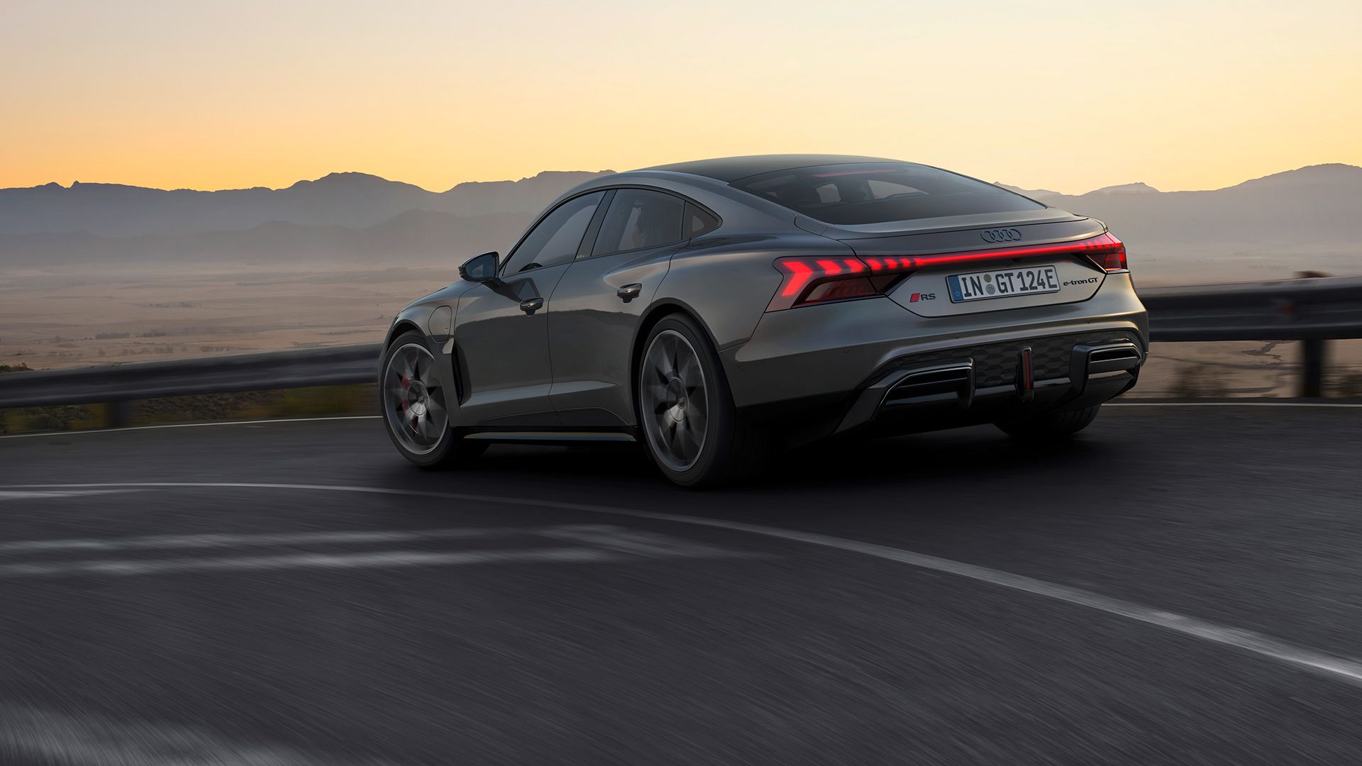 Audi RS e-tron GT vista traseira em andamento