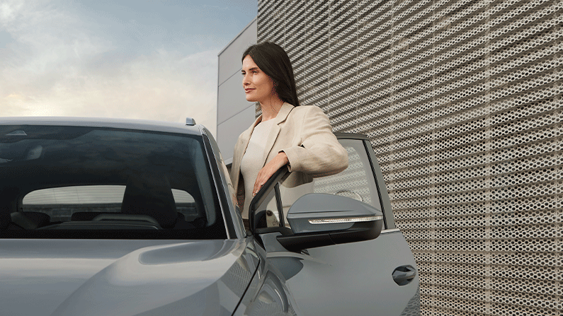 Senhora a entrar para um automóvel Audi