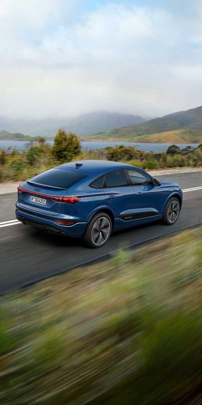 Audi SQ6 Sportback e-tron vista lateral em andamento