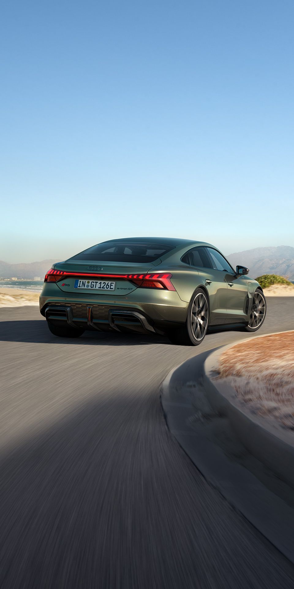 Audi RS e-tron GT performance vista traseira em andamento