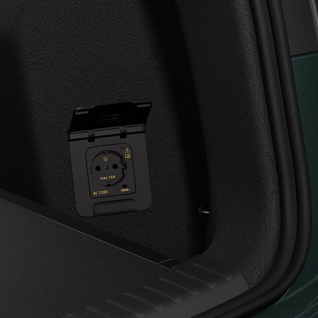 Blick auf den geöffneten Kofferraum und Fokus auf die 230-Volt-Steckdose.