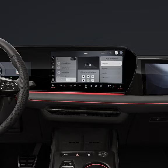 Blick auf das Cockpit mit dem abgeflachten Lenkrad, das geschwungene Panoramadisplay und das Beifahrerdisplay.