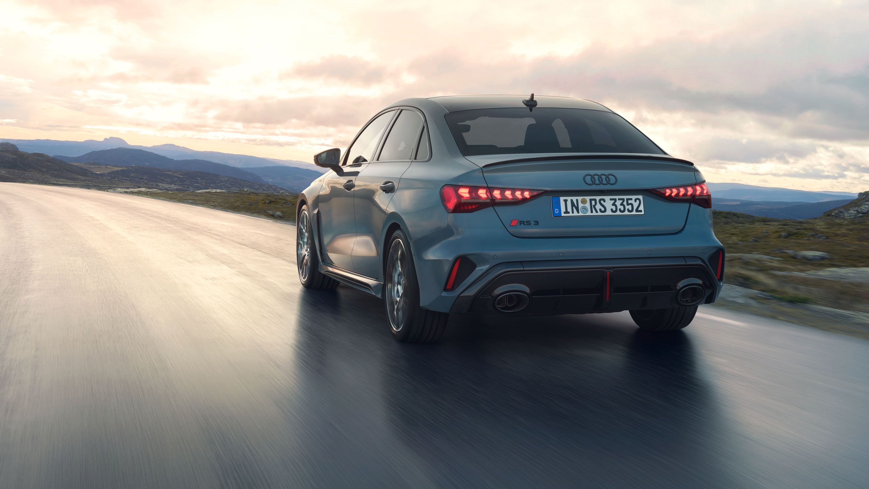 Audi RS3 Limousine vista traseira em movimento