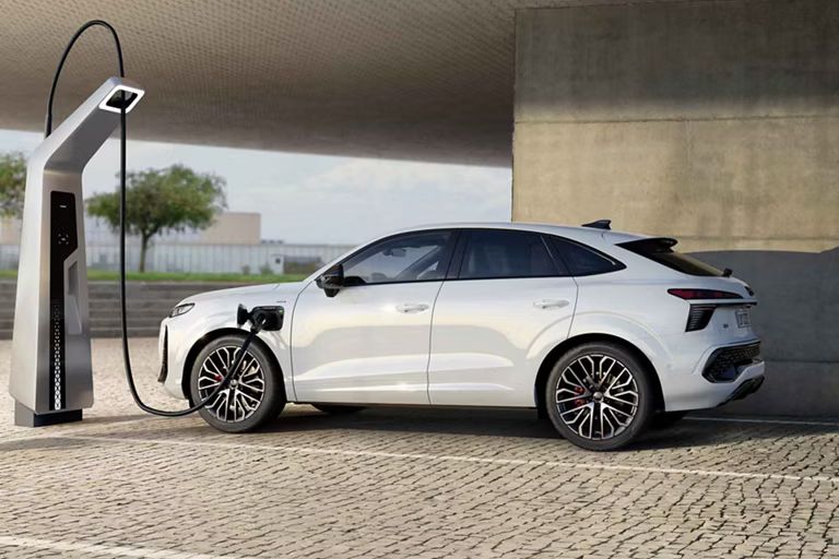 Seitenansicht eines Audi Q3 Sportback e-hybrid beim Laden