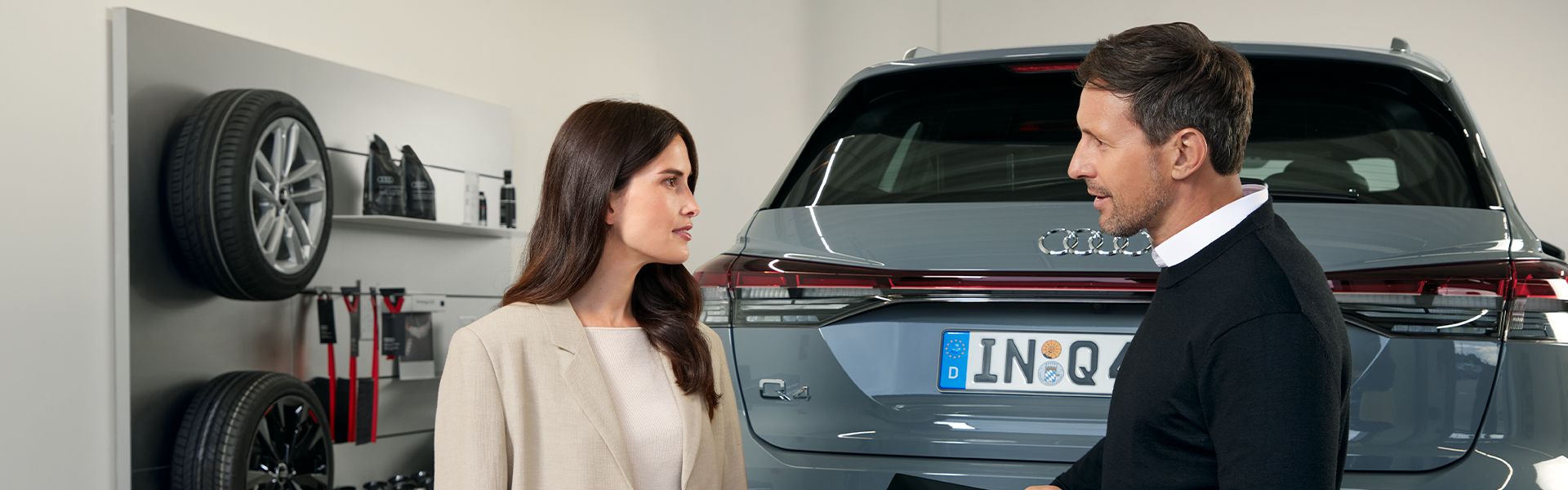 Duas pessoas à frente de um Audi Q4