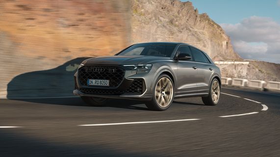 Audi RS Q8 vista frontal em andamento