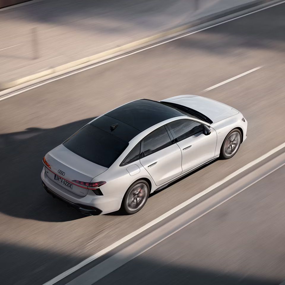 Audi A6 Limousine e-hybrid vista aérea lateral em movimento
