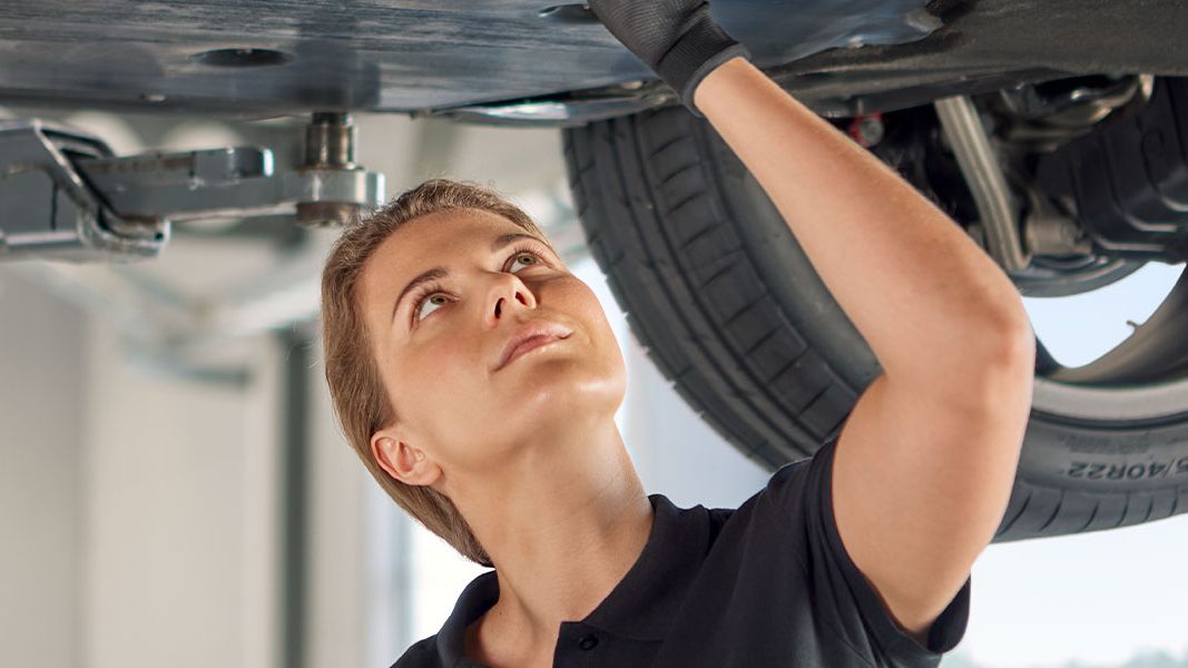 Técnica da Audi a trabalhar nos amortecedores do automóveis