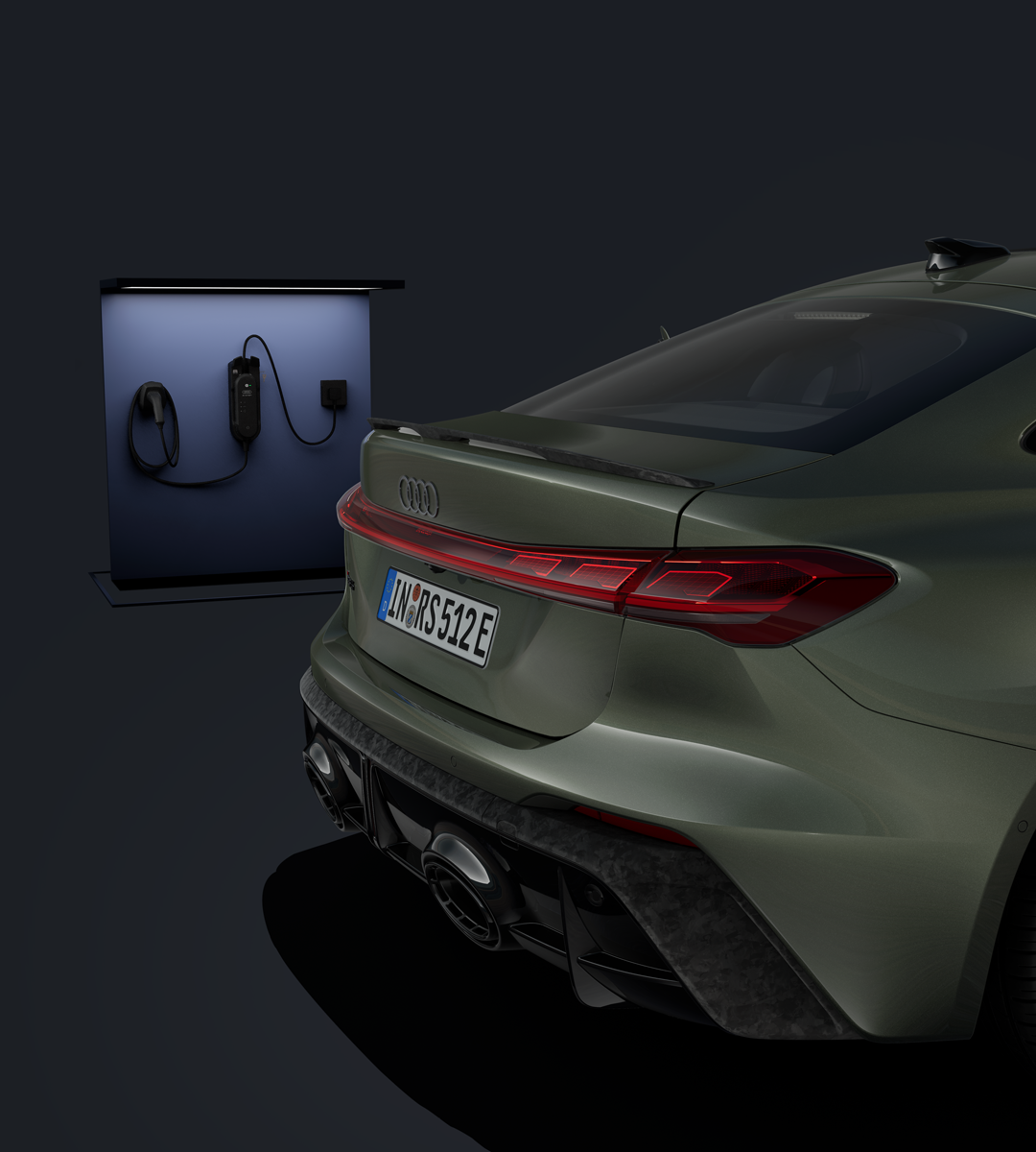 Fokus auf das Heck der RS 5 Limousine, im Hintergrund eine Ladesäule.