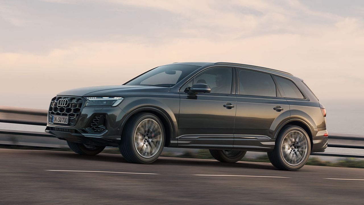 Audi SQ7 vista lateral em andamento