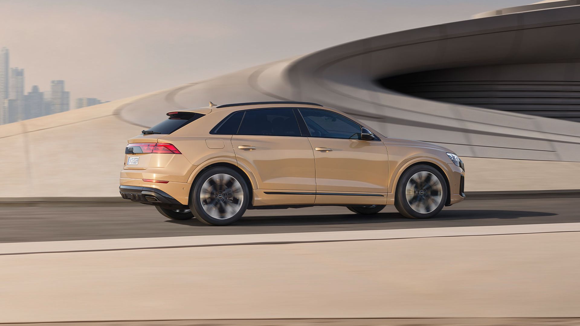 Audi Q8 SUV vista lateral em andamento