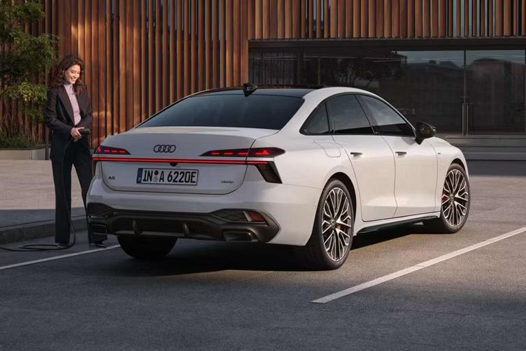 Rückseitenansicht einer weißen Audi A6 Limousine e-hybrid