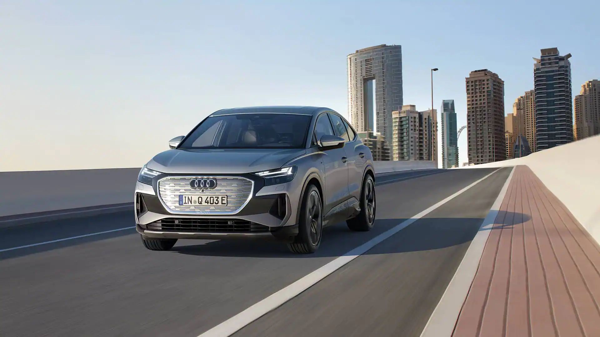 Audi Q4 Sportback e-tron vista dianteira em andamento