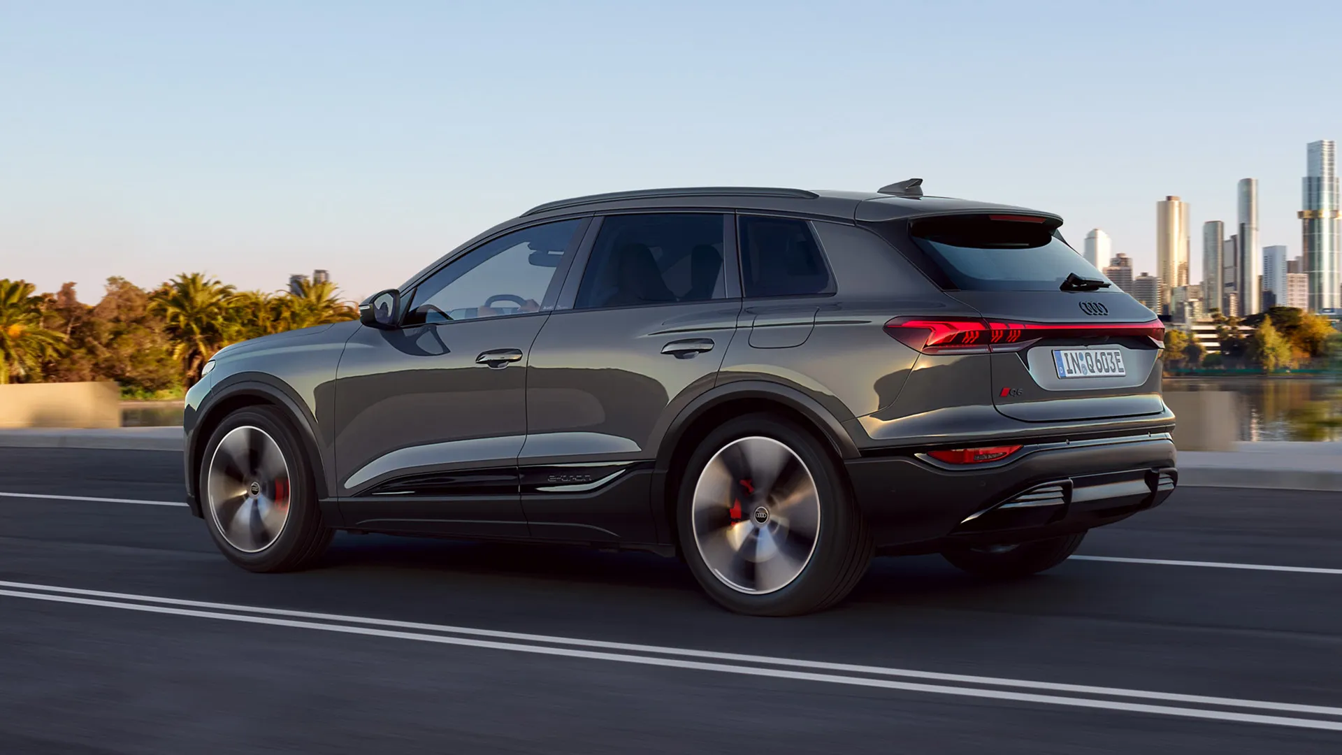 Audi Q6 SUV e-tron vista lateral em andamento