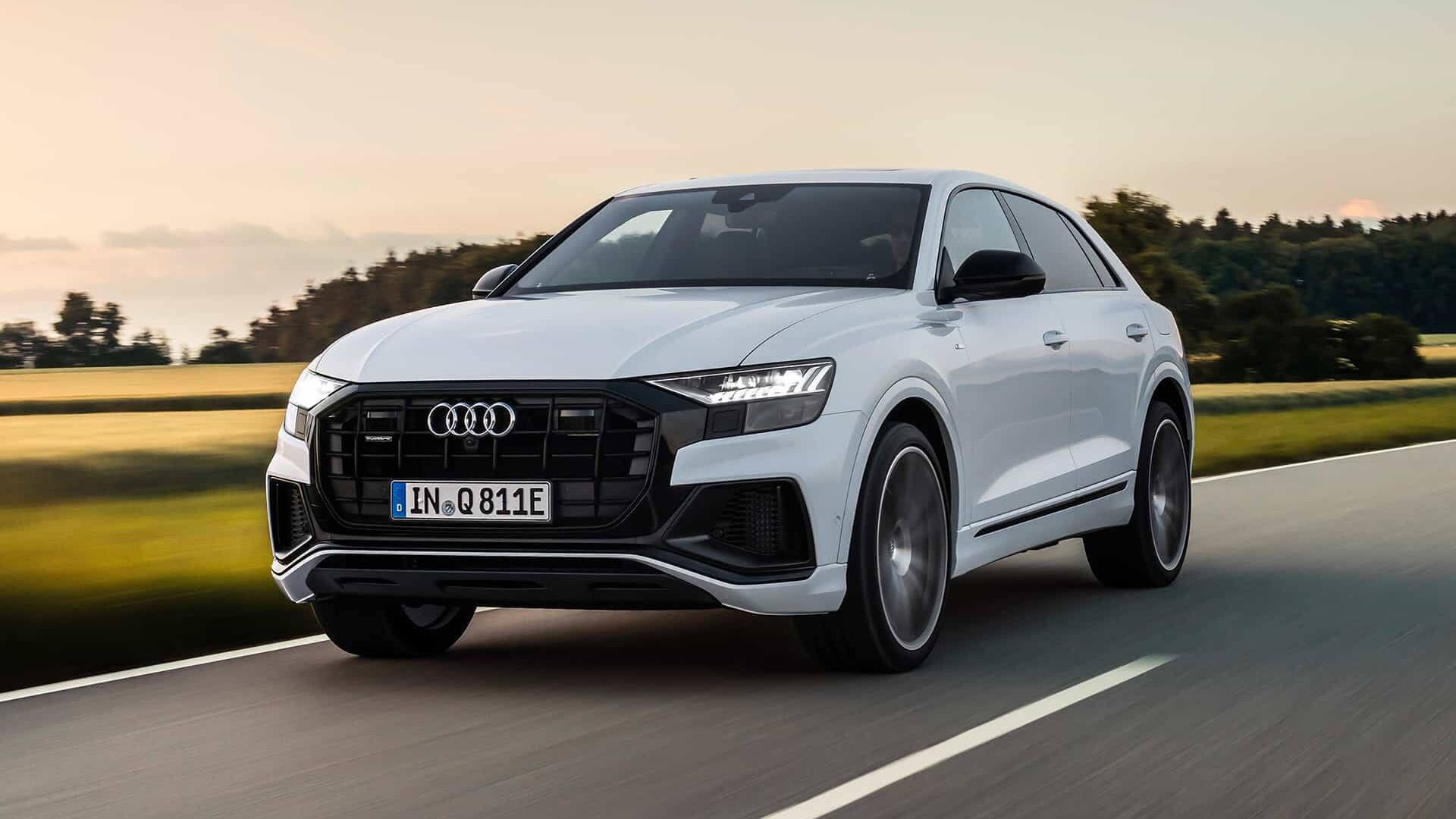 Audi Q8 SUV TFSIe vista dianteira em andamento