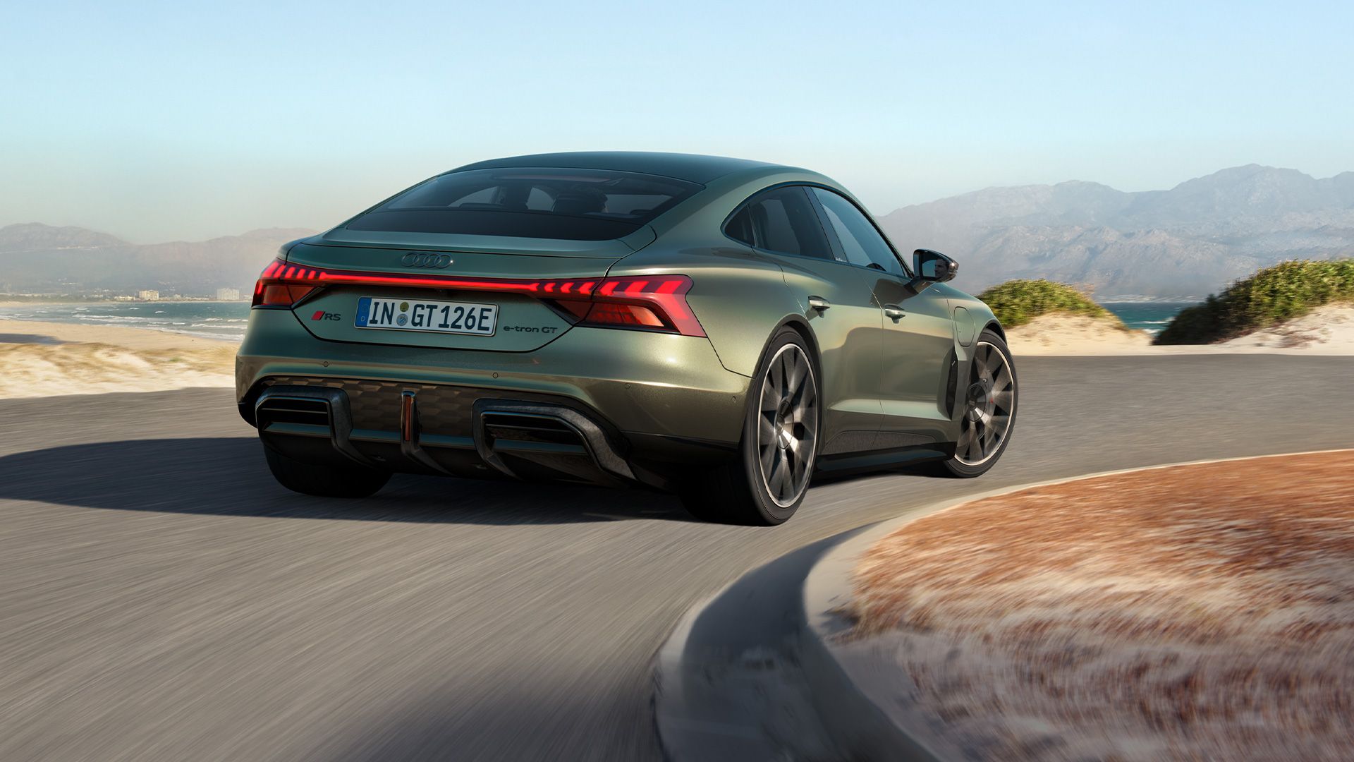 Audi RS e-tron GT performance vista traseira em movimento