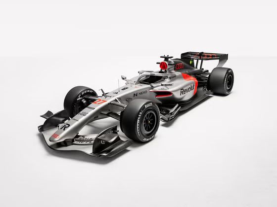 Leicht erhöhter Blick von schräg vorn auf den Audi R26.