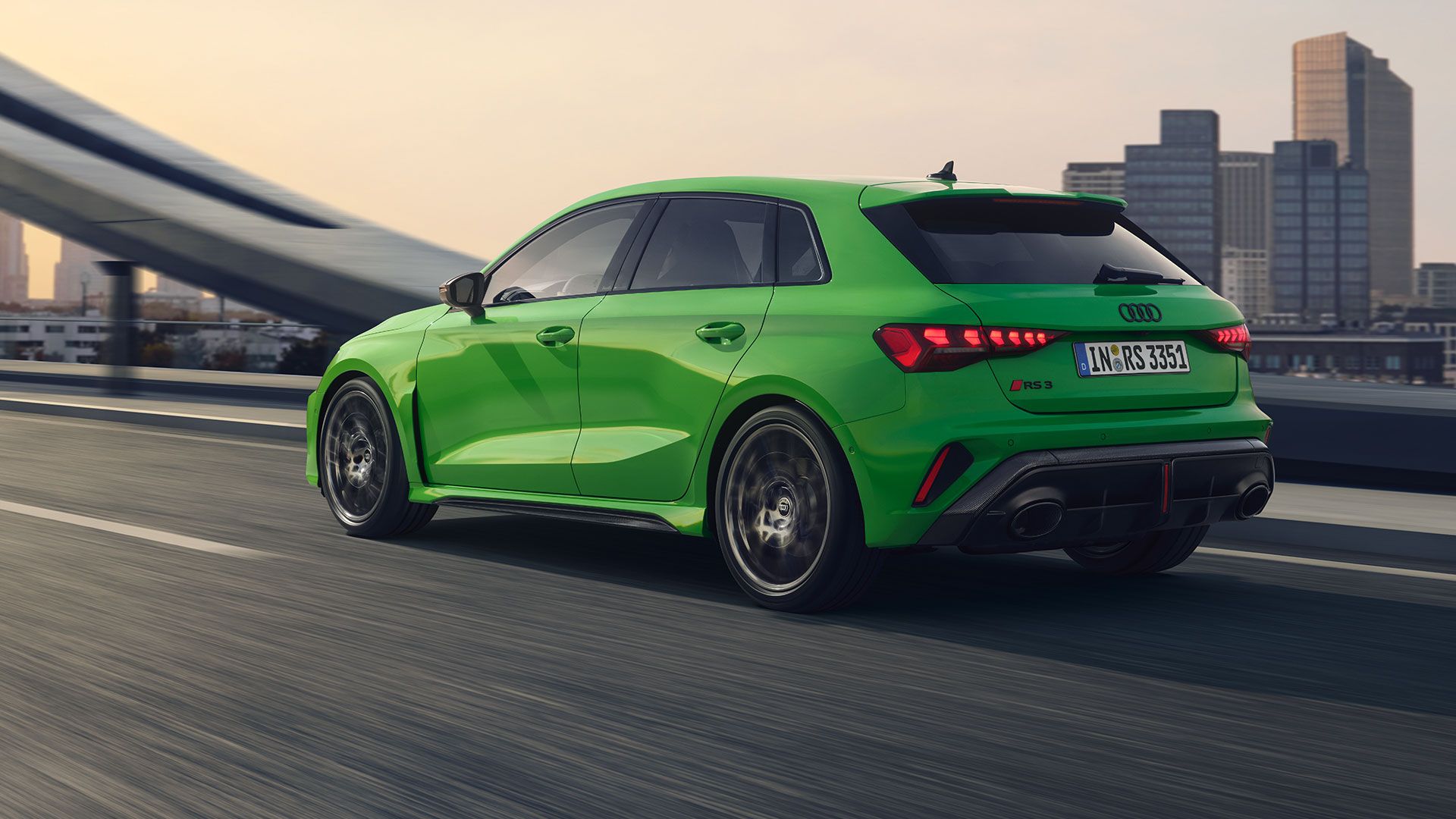 Audi RS3 Sportback verde vista lateral em movimento
