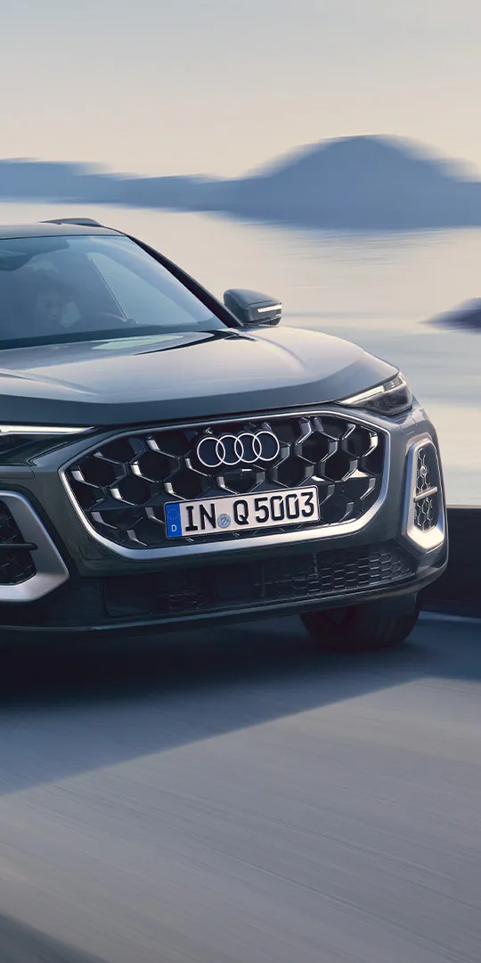 Audi Q5 SUV vista dianteira em andamento