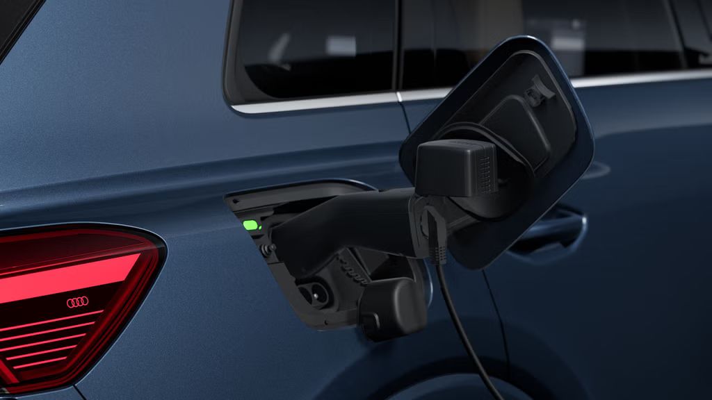 Nahaufnahme von hinten rechts auf den geöffneten Ladeanschluss des Q4 SUV e-tron.