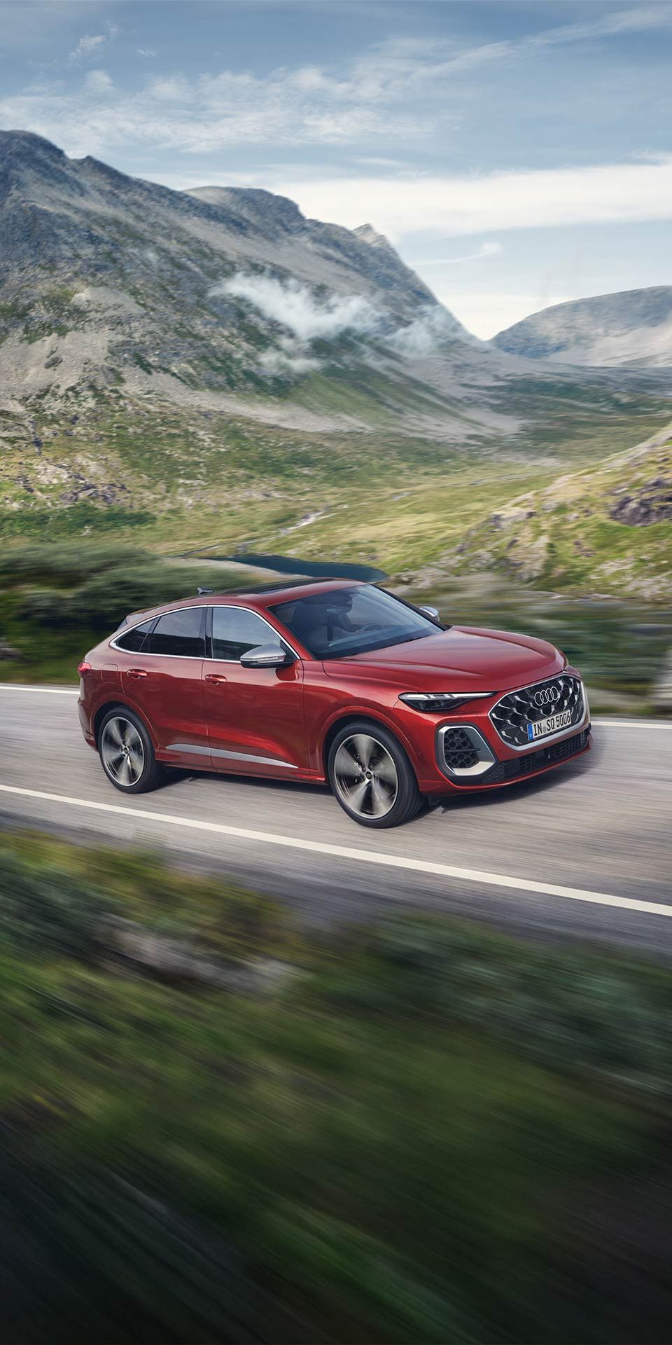 Audi SQ5 Sportback vista lateral em andamento