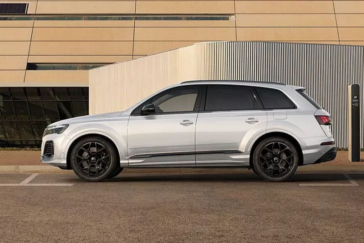 Seitenansicht Audi Q7 TFSI e weiß