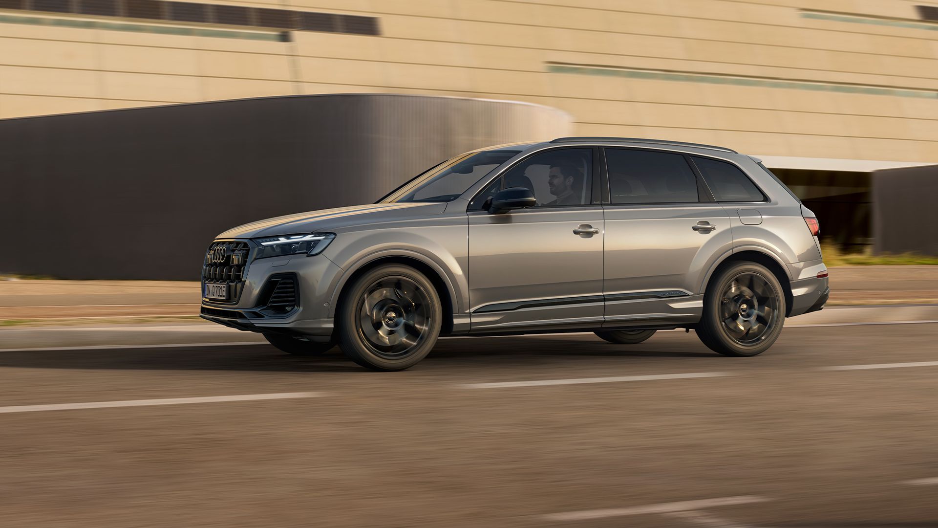 Audi Q7 SUV TFSIe vista lateral