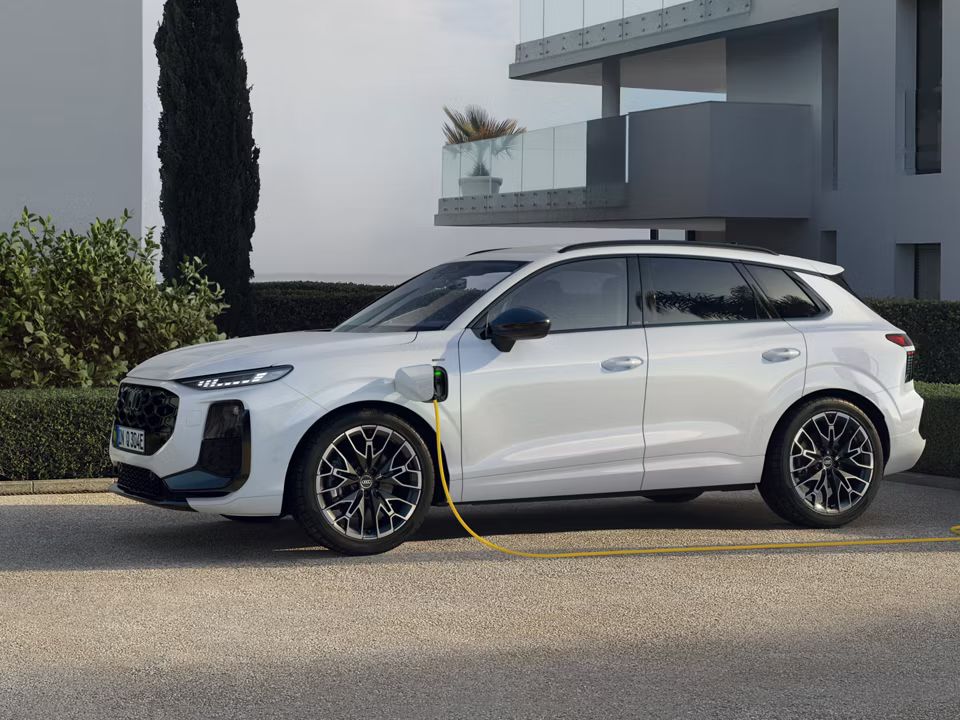 Audi Q3 SUV e-hybrid vista lateral a carregar
