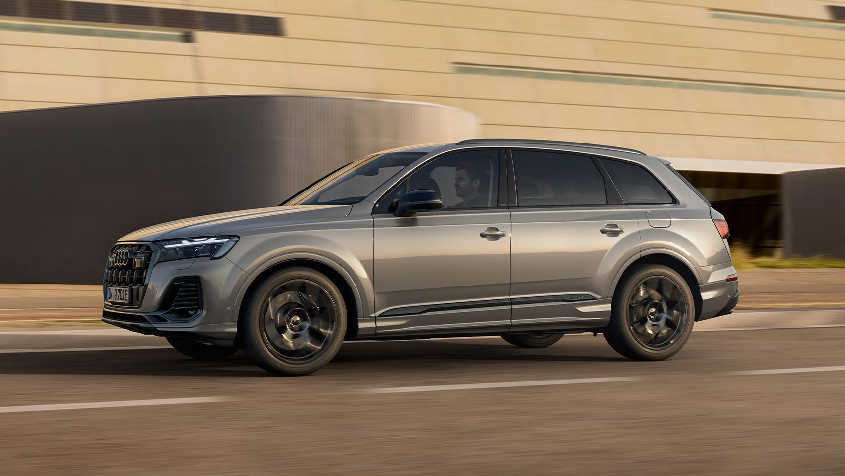 Audi Q7 SUV TFSIe vista lateral