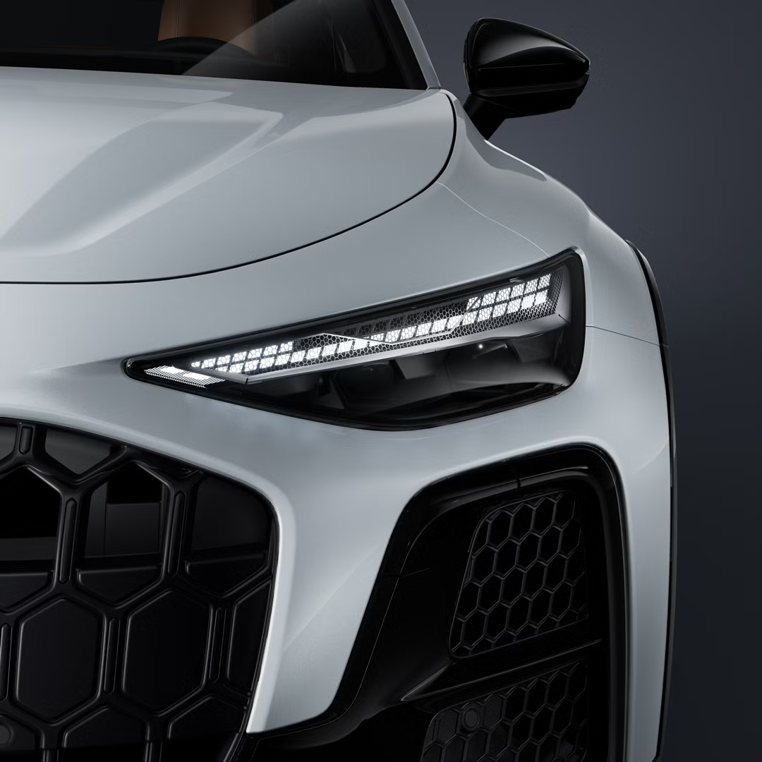 Nahaufnahme des linken Matrix LED-Scheinwerfers des Audi A6 allroad e-hybrid.