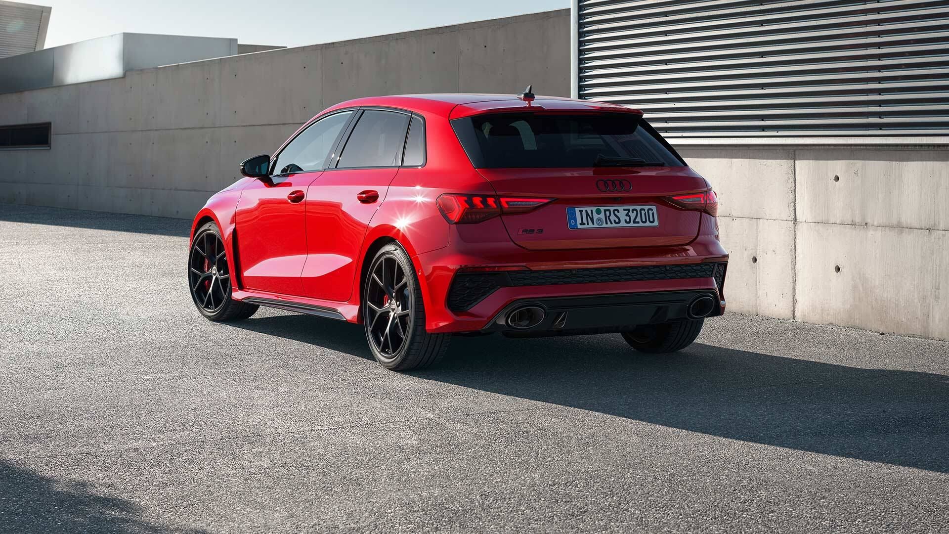 Audi RS3 Sportback vermelho vista lateral traseira