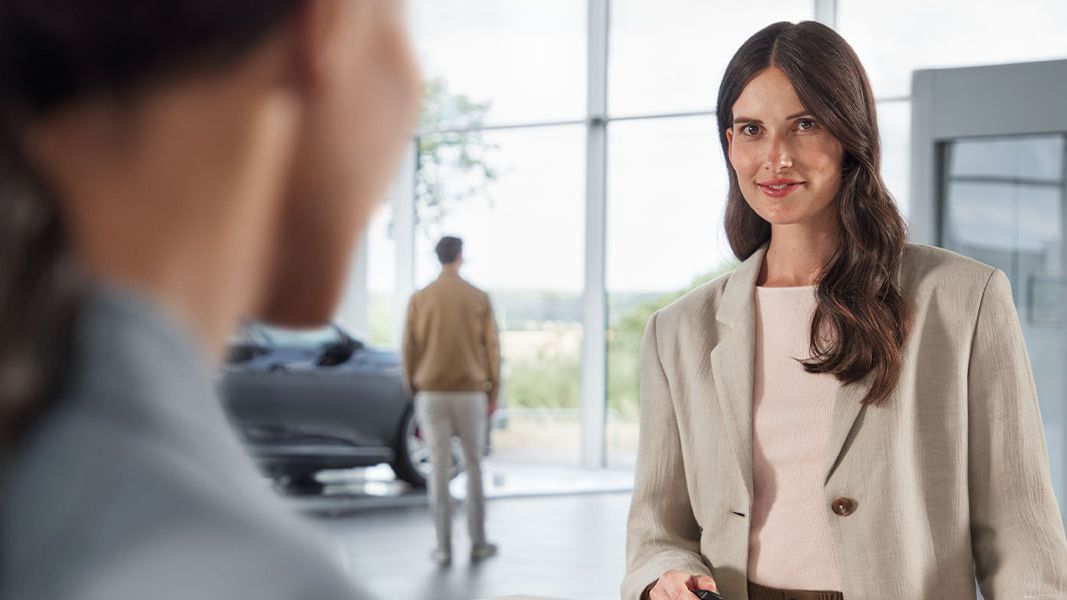 Duas senhoras dentro de um concessionário Audi