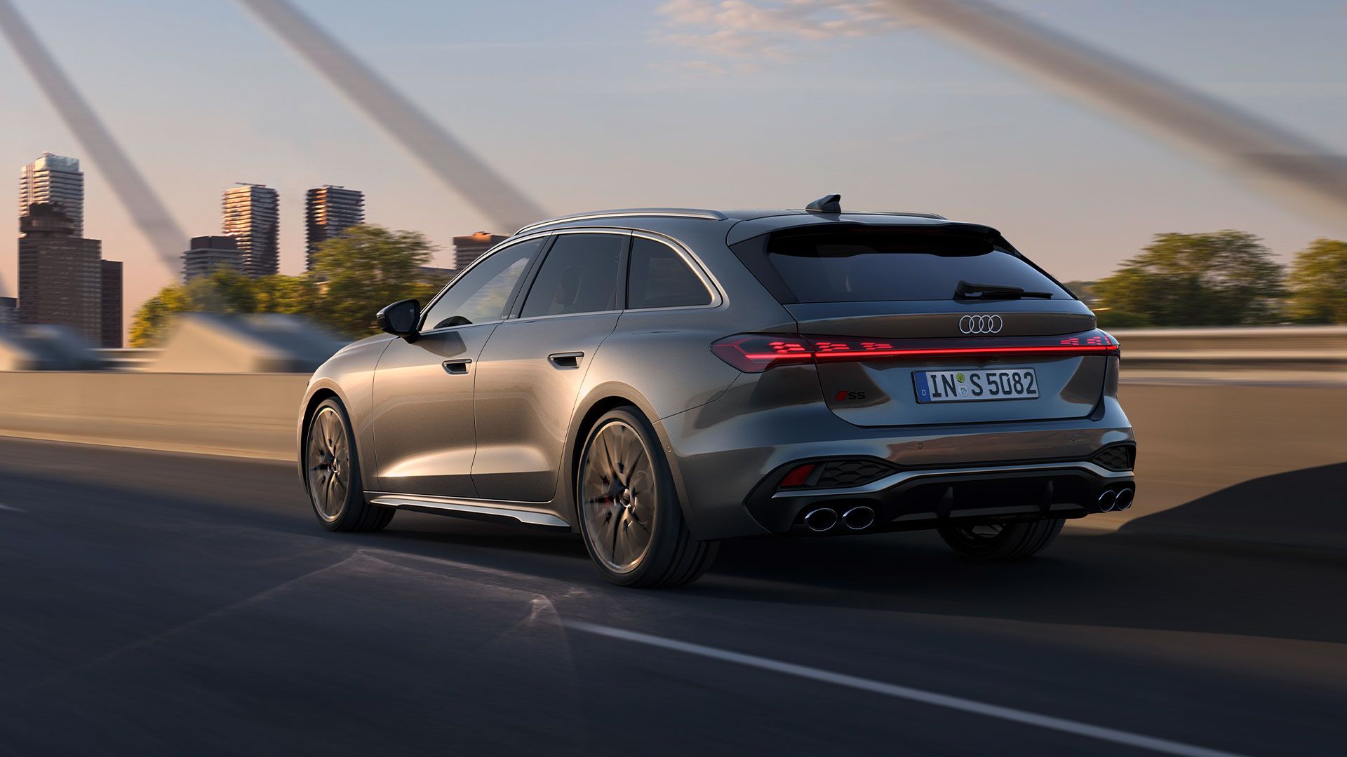 Audi S5 Avant vista lateral traseira em movimento