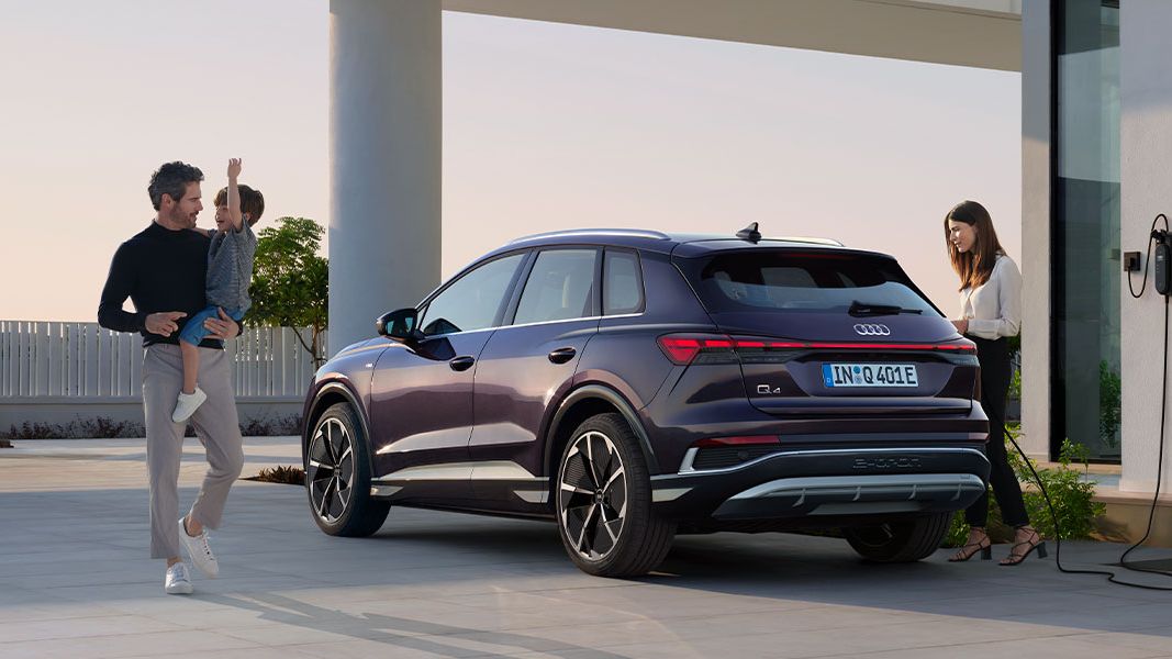 Audi Q4 na lateral a carregar