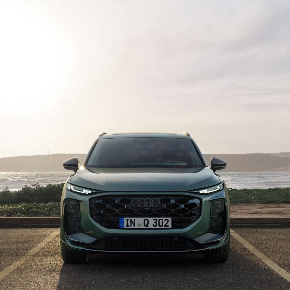 Audi Q3 SUV vista dianteira e faróis LED acesos