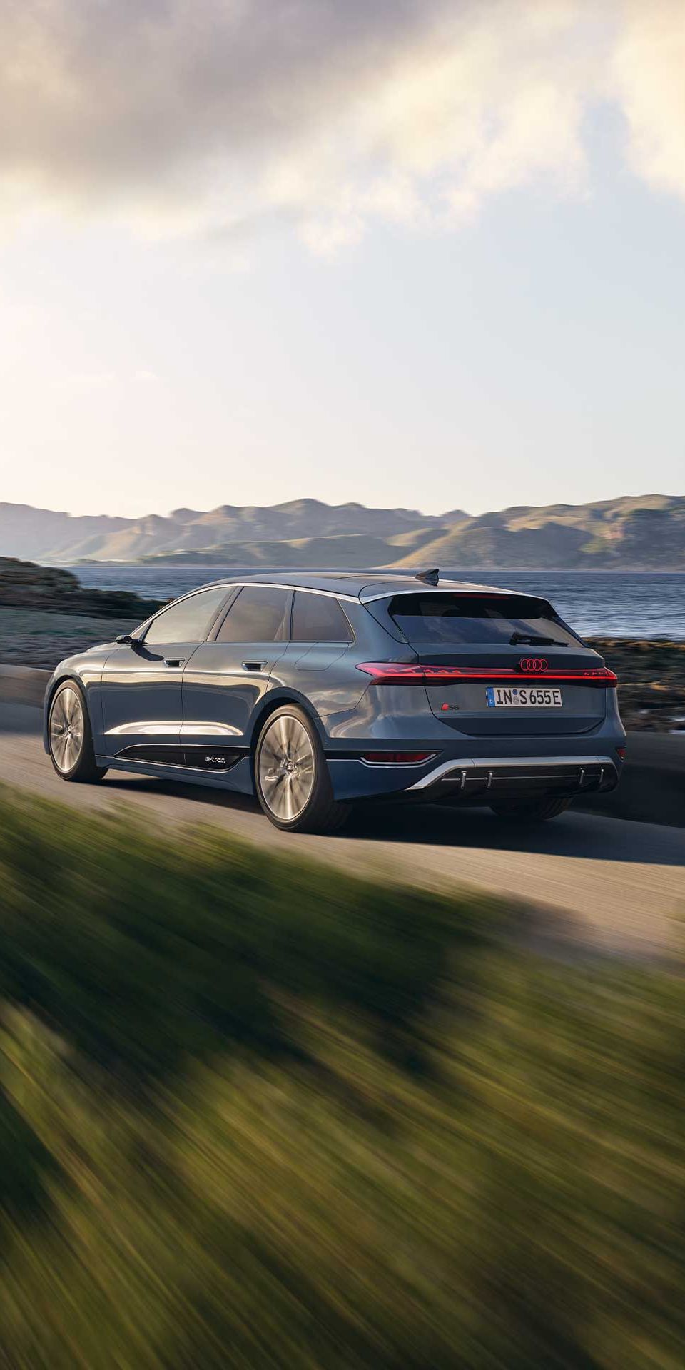 Audi S6 Avant e-tron vista lateral traseira em movimento
