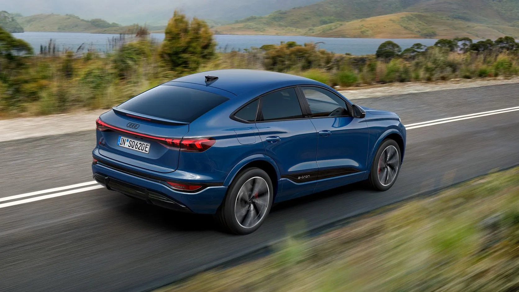 Audi SQ6 Sportback e-tron vista lateral em andamento