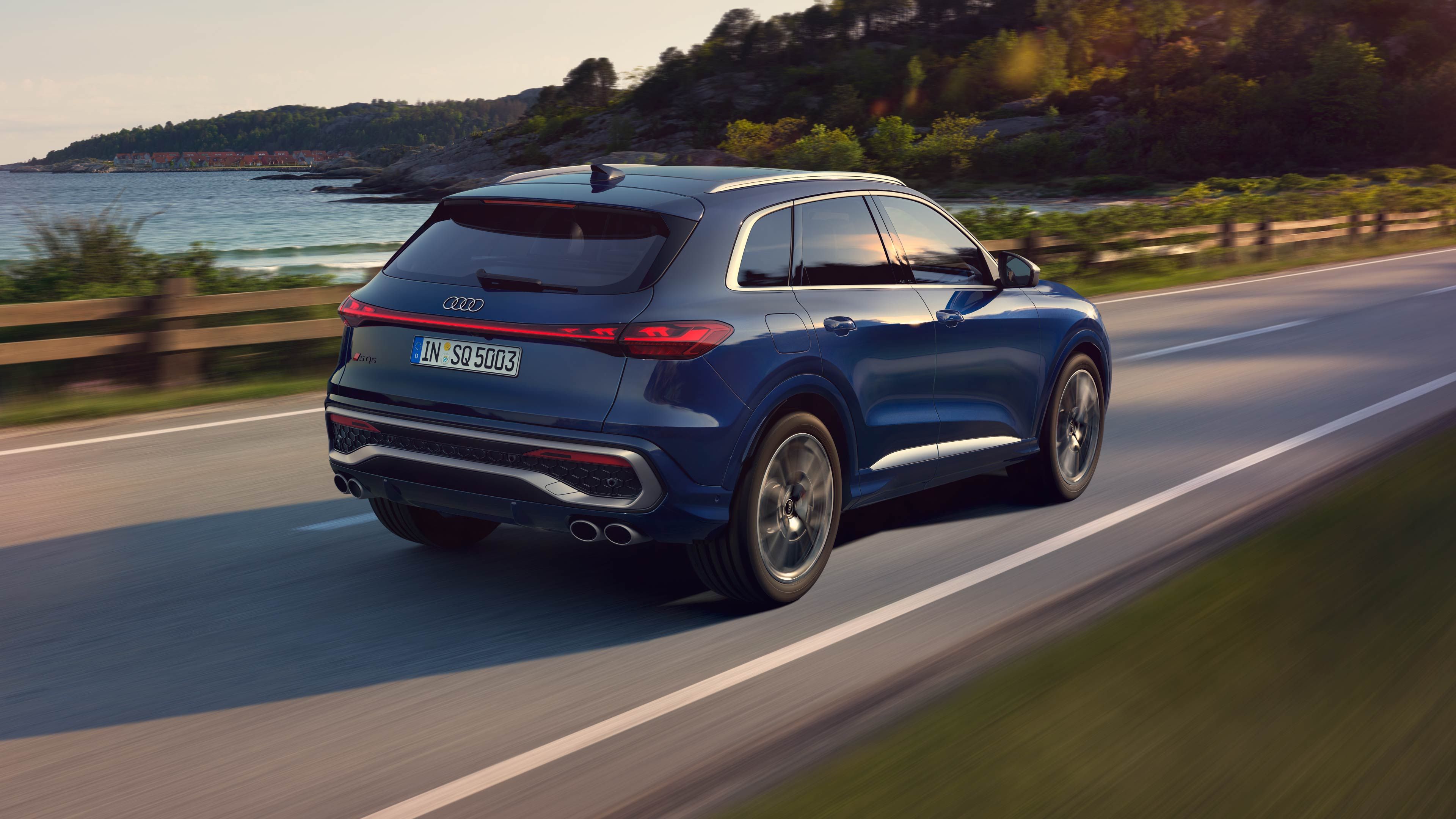 Audi SQ5 SUV vista lateral em andamento