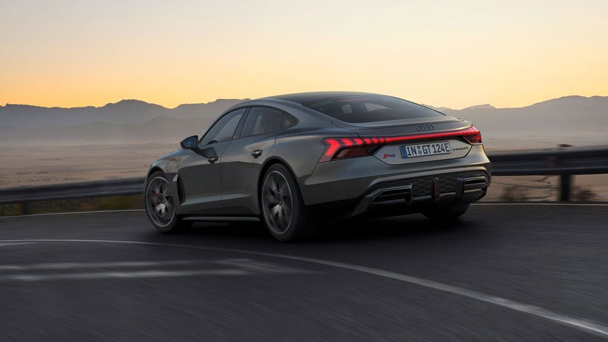 Audi RS e-tron GT vista traseira em andamento