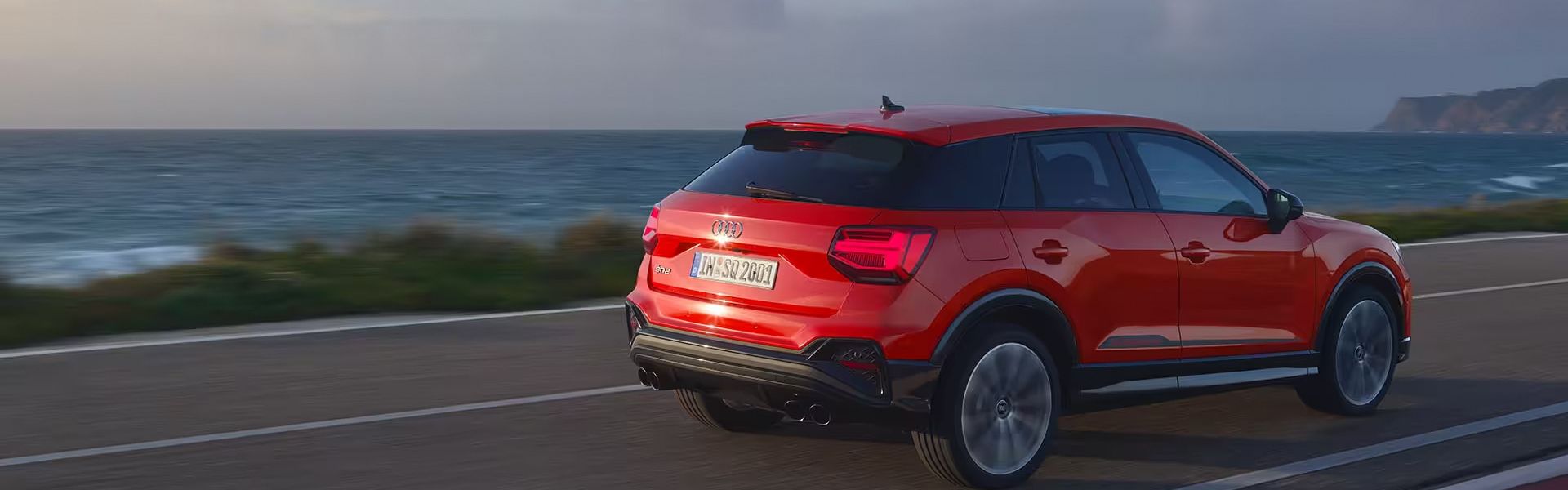 Audi SQ2 vista lateral em andamento