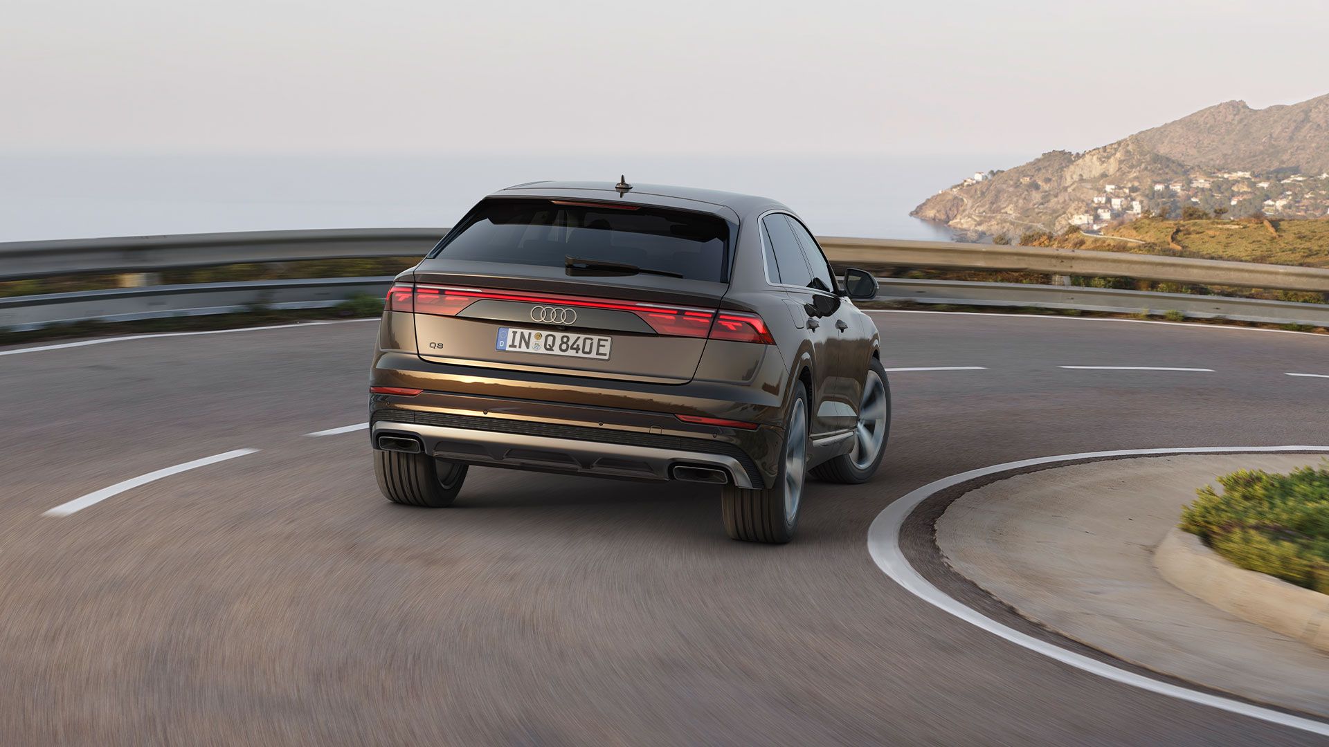 Audi Q8 SUV TFSIe vista traseira em andamento