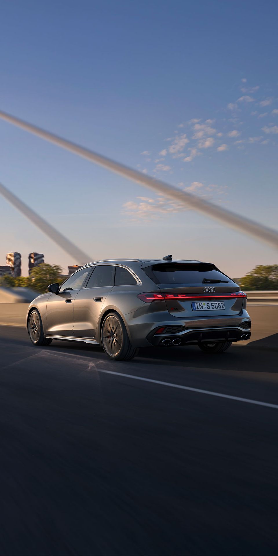 Audi S5 Avant vista lateral traseira em movimento