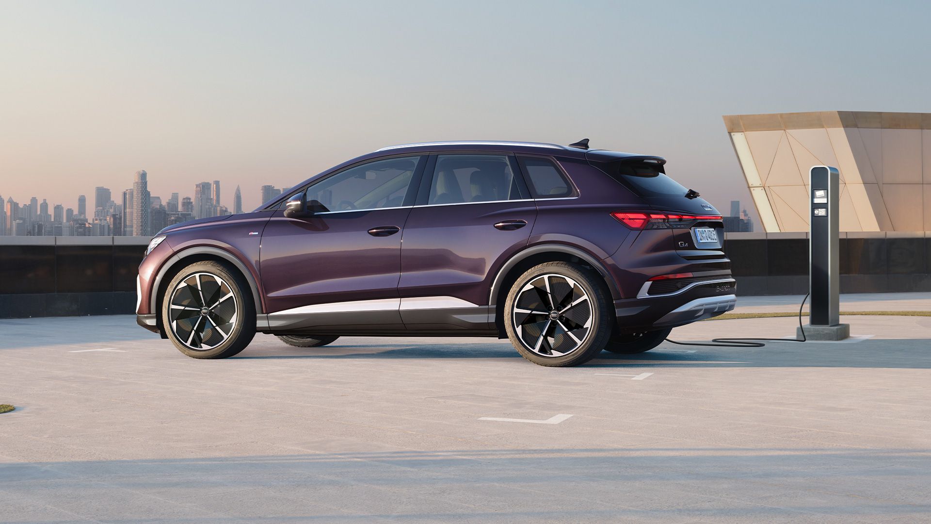 Audi Q4 vista lateral a carregar