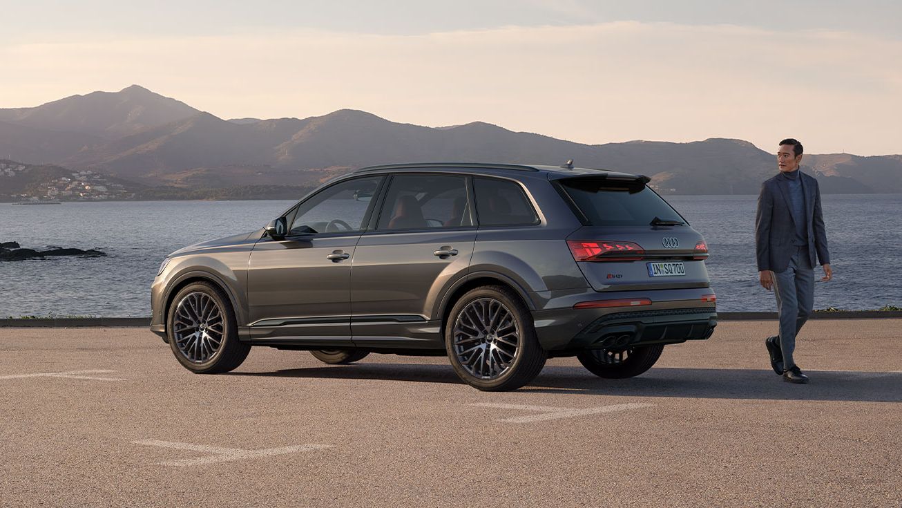 Audi SQ7 estacionado vista lateral